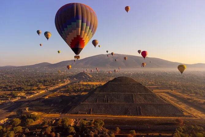 Vol en montgolfière avec prise en charge et temps aux pyramides