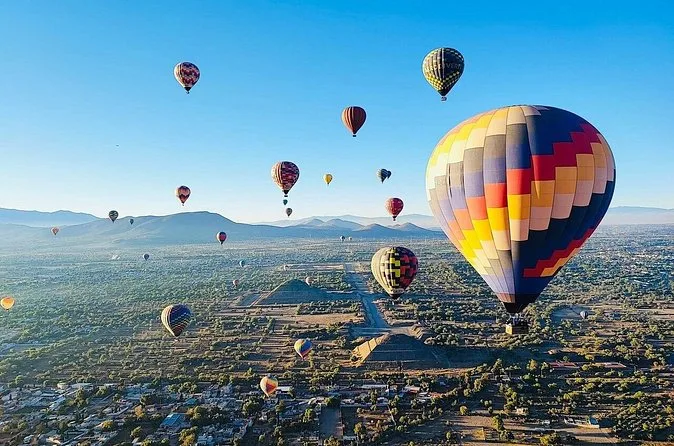 Volando Alto : vol, grotte et pyramides