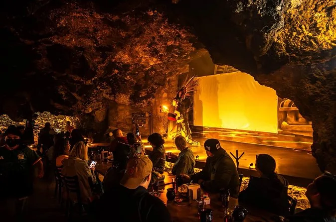 Comensales en un restaurante en cueva con poca luz