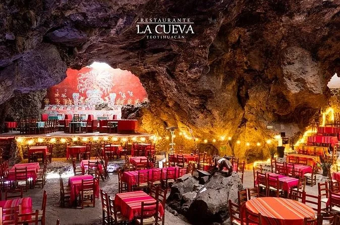 El vestíbulo de entrada de un restaurante en cueva
