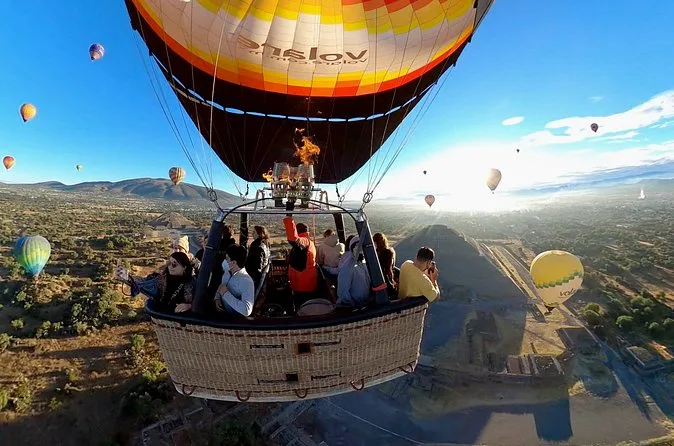 A full balloon basket above the Teotihuacan valley